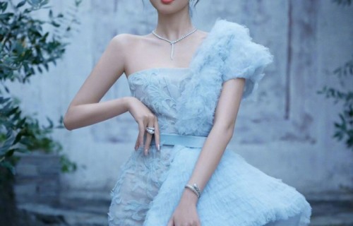 张若昀夫妇出席活动，说悄悄话笑不停尽显恩爱，唐艺昕造型引热议_新闻