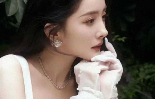 杨幂把优雅焊在身上！白裙+珍珠手套，花园氛围感直接拉满