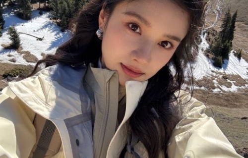 张婧仪无滤镜爬山plog火出圈，原相机直出太鲜活