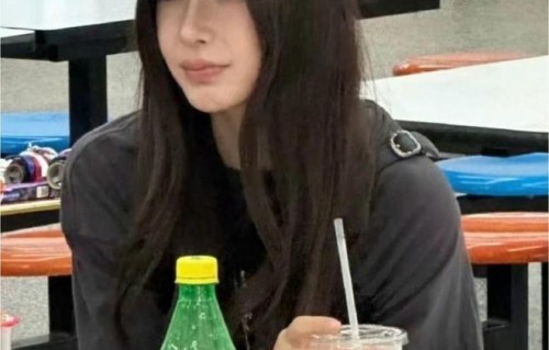 Angelababy素颜现身小海绵学校义卖会，手持蜜雪冰城被赞“最美妈妈”|家长|黄晓明|离婚|育儿|活动