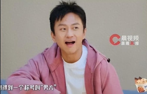 邓超露面被夸“瘦成男大学生”，幽默自嘲：我快50岁的人了！