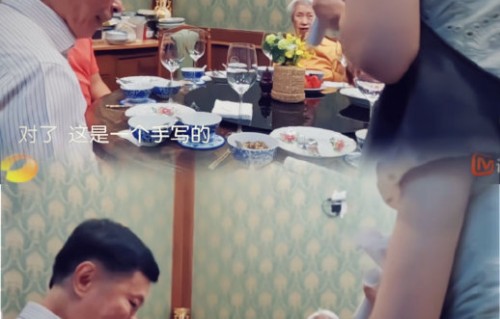 昆凌熬夜手绘菜单，对比AI翻车细节拉满