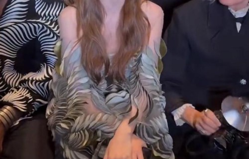 Angelababy带娃参加巴黎时装周，小海绵超黏妈妈，母子互动好有爱|儿子|粉丝|黄晓明|真的美|离婚