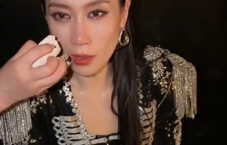 对于温峥嵘的哭泣行为，娱乐圈同行和网友们的评价主要有哪些？