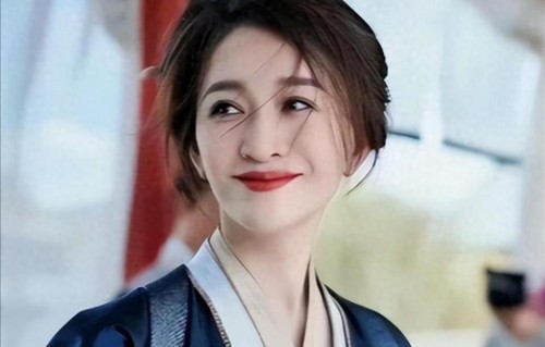 被大佬折磨4年，流产2次的李小冉，在50岁打了个漂亮的翻身仗