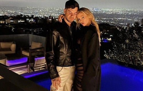 维密超模麦克斯韦情定电音才子：男方曾与马斯克伴侣恋爱