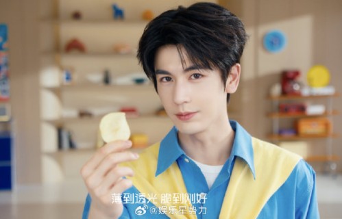 张凌赫吃薯片视频为何能引发全网模仿