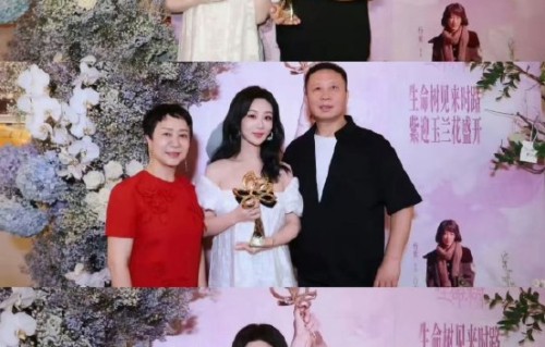 杨紫白玉兰获奖后晒全家福，全家太暖了