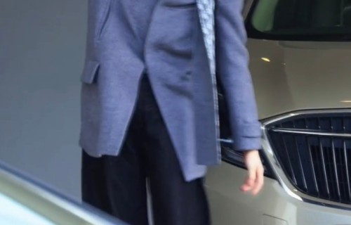 迪丽热巴提灯现身机场引关注|萌物