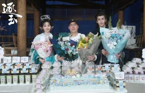 终释前嫌！《逐玉》杀青合照姗姗来迟，张凌赫田曦薇曾庆杰圆满同框|田作之赫|征玉|导演|金枝|国台办