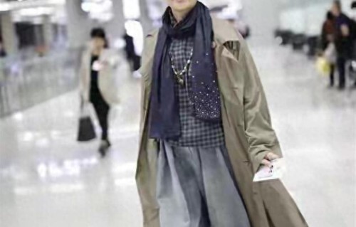 倪萍瘦身后真时髦，穿条纹T恤+阔腿裤走机场，戴猫咪墨镜不像67岁