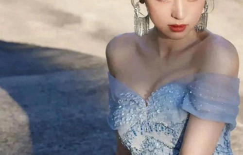 董璇身穿渐变蓝钉珠款礼服裙，这迷人的肩颈直角肩美绝了