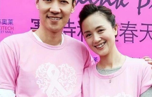 辛柏青探班青蛇重返舞台：痛失爱妻朱媛媛近一年，他悟出了什么