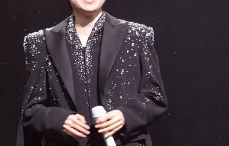 徐良在演唱会中送出了哪些粉丝福利和惊喜？