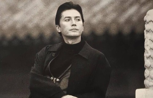 从抱住车站柱子到松开爱人的手：尊龙的一生，写满了“被遗弃者”的爱与怕