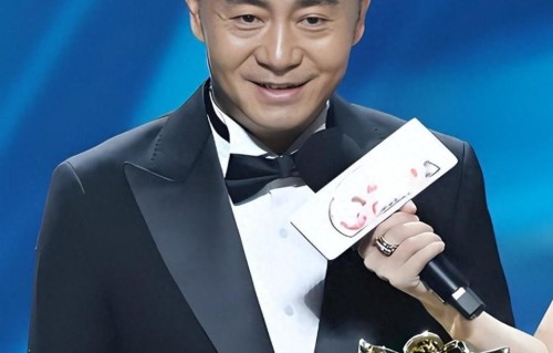 知名导演娶小近20岁女演员，如今52岁获封白玉兰，妻子仍貌美如花