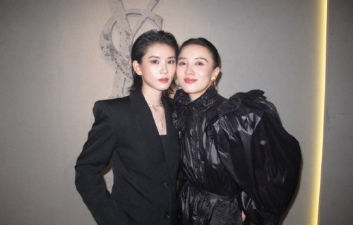 陆柯燃晒与宋佳贴贴合照|小宋佳