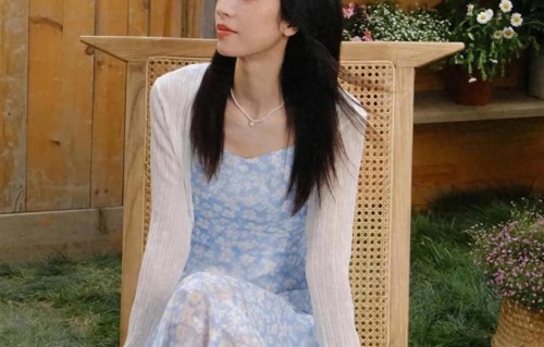 周雨彤真是穿搭高手！薄开衫+碎花裙，清爽减龄又时髦！