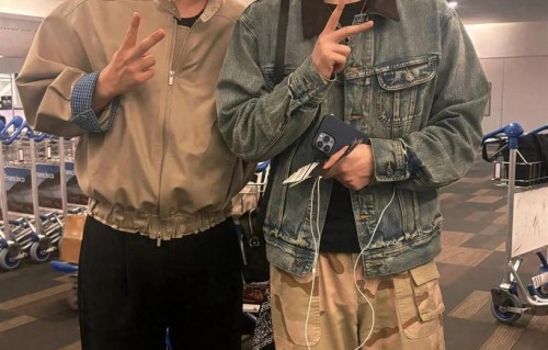 张艺兴被偶遇 桃花眼好迷人 主动打招呼配合合影 真人又高又帅又热情