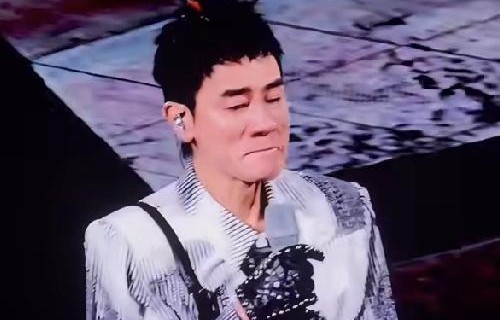 陈小春如何处理舞台风波与事业家庭的平衡？