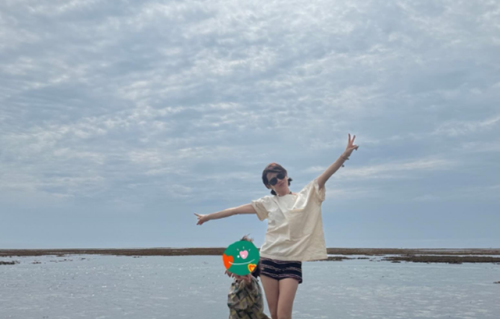 玄彬一家海边度假，44岁孙艺珍扎双马尾，和儿子牵手比心好幸福