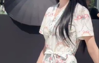 王楚然绊出神图：为何连失误都美得像电影？