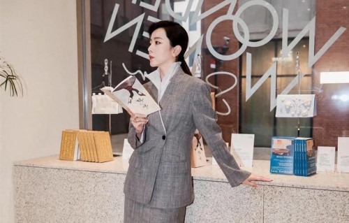 39岁李思思活动穿搭：西装外套+半身裙，优雅又大气，美得不像话