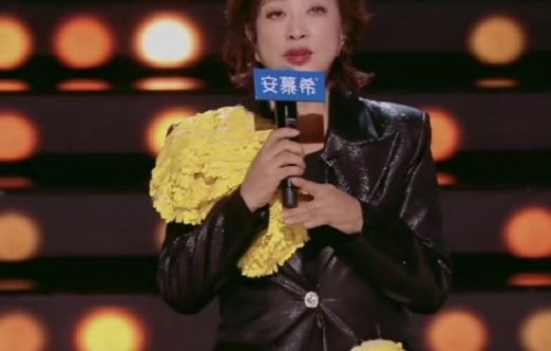 与年轻演员合作情侣角色，刘晓庆本人对“跨龄表演”持什么态度？