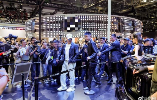 吴京现身北京81展台，20万级方盒新车引关注|战狼|皇帝