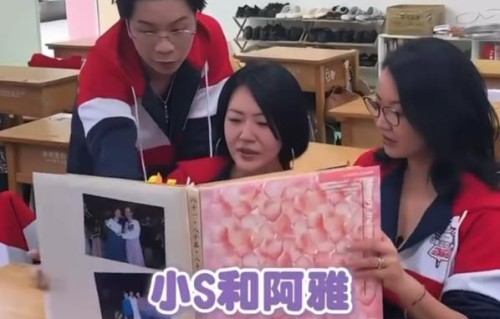 小S重返母校见大S毕业照落泪：她一生追求完美却在48岁离开了|小姐不熙娣|阿雅|纪念册|制服|节目