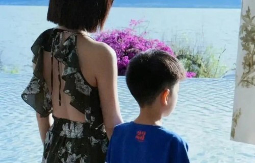 陈妍希六一晒儿子，小星星正面照帅气可爱，完全是陈晓的缩小版！