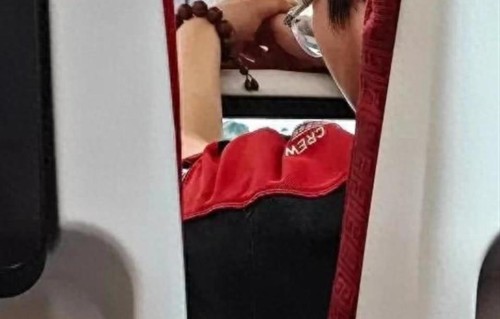 网友飞机偶遇向佑，坐经济舱，40元盒饭不舍得买，还没与向太联系