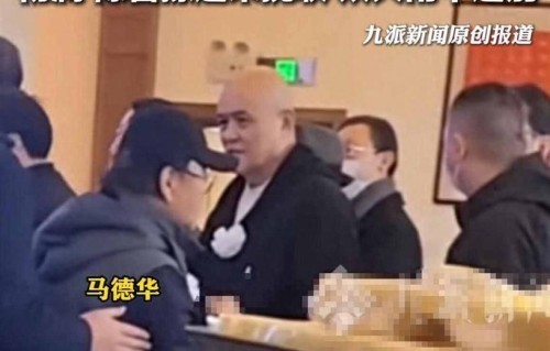 迟重瑞瘦了三十斤站灵堂前，没人说话他也没开口，雨里送别陈丽华