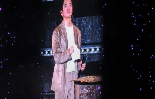 李健暴雨演唱会,淋雨中的敬业精神,数万观众的感动时刻|情深深雨濛濛|陆依萍|假如爱有天意|艺术家|月河