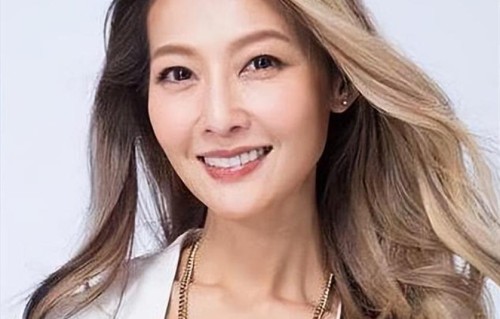 何润东41岁娶农村柜姐被看扁，10年婚姻逆袭，结局没人想到