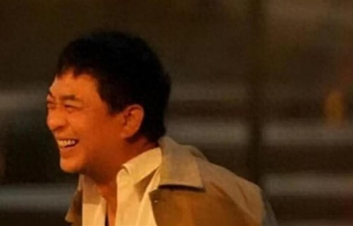 张嘉益现状：白发染黑太年轻，住西安大别墅，与二婚妻子甜蜜依旧