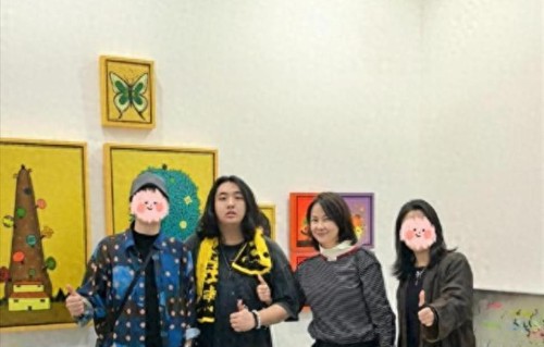 香港偶遇吴费曼，长发造型酷似大叔，妈妈王丽萍罕见出镜状态太好