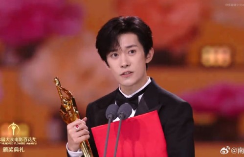 易烊千玺平时有哪些标志性的害羞小动作？|金鸡奖|大众电影百花奖|小小的我|刘春和|粉丝