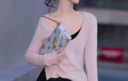 杨紫身穿粉色毛衣搭配黑色蕾丝边短裙，衣品简直好的没话说