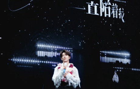 鹭卓凌晨开直播道歉的具体原因是什么？