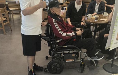 89岁谢贤近况曝光,坐轮椅在山顶喝咖啡,扎马尾戴墨镜仍有型有款