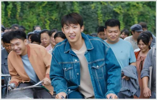 同是90后男主挑大梁，黄景瑜《岁月有情时》少年感爆棚，陈飞宇《纯真年代的爱情》被吐槽像他爸