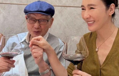 黎姿晒父合照贵气装扮脸显僵硬医美感过重