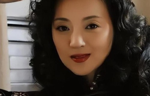 她是冯巩御用老婆，连登5年春晚后精神失常，现在52岁怎样了？