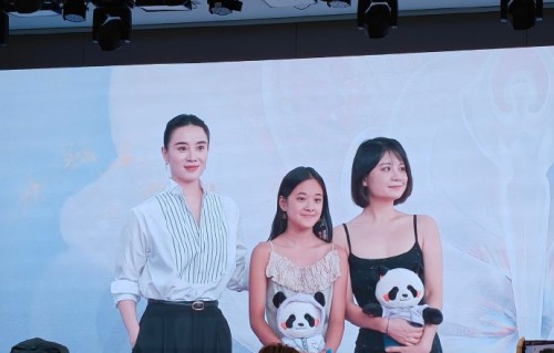 宋佳牵梅婷女儿走红毯，戏里母女戏外更暖心！