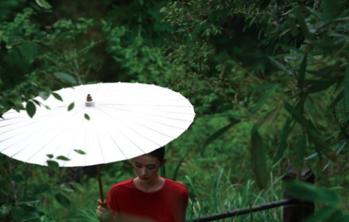 从古装美人到杂志大片，盘点林允两套撑伞神图的惊艳瞬间|盘发|造型|水龙吟|大光明|白衣