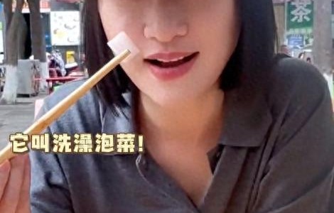 周迅晒在成都街头吃猪肝面视频，被问及是不是一口需要嚼30下，周迅：吃得太快，反而不舒服 