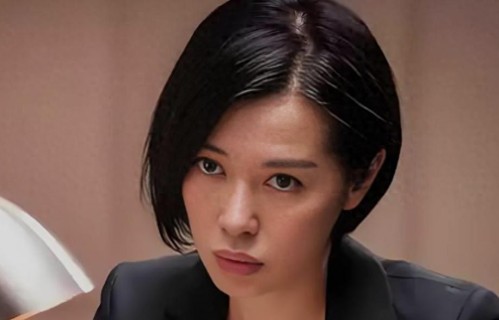 她与导演同居12年被抛弃，将黄渤亲到害羞，如今49岁身价40亿 