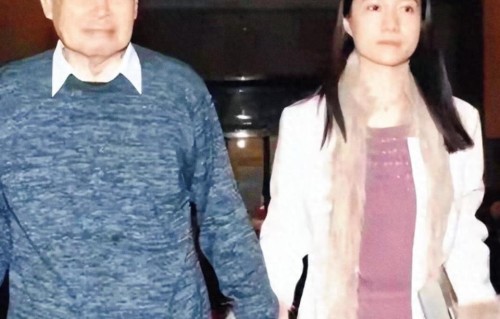 杨振宁去世半年，50岁翁帆近照曝光状态惊艳