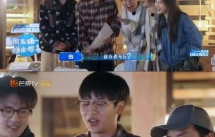 《亲爱的客栈》收官环节中，王鹤棣具体因何事表达不适？